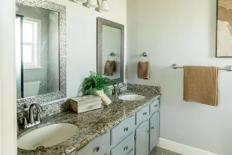 Bath - 5647 E Jahant Rd, Galt, CA 95632 photo 4 of 12