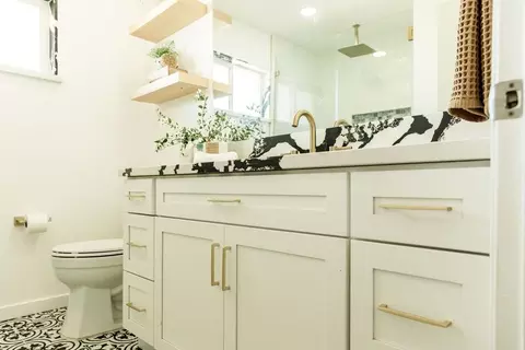 Bath - 5647 E Jahant Rd, Galt, CA 95632 photo 7 of 12