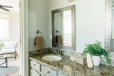 Bath - 5647 E Jahant Rd, Galt, CA 95632 photo 5 of 12