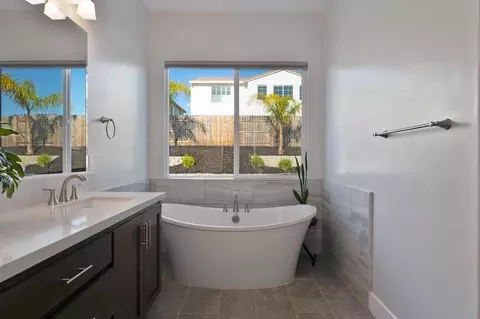 Bath - 4822 White Pine Ct, Folsom, CA 95630 photo 4 of 6