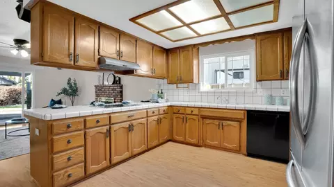Kitchen - 1637 Dickey Ct, Ripon, CA 95366 photo 2 of 4