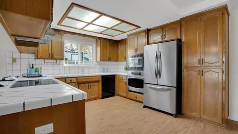 Kitchen - 1637 Dickey Ct, Ripon, CA 95366 photo 3 of 4