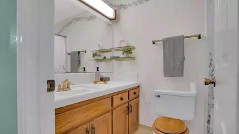 Bath - 1637 Dickey Ct, Ripon, CA 95366 photo 1 of 2