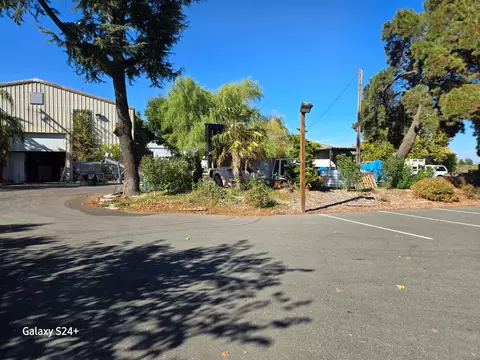 17036 N Locust Tree Rd, Lodi, CA 95240