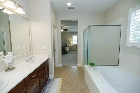 Bath - 3709 Banyan Tree Ct, Modesto, CA 95355 photo 2 of 5