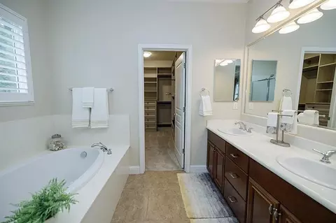 Bath - 3709 Banyan Tree Ct, Modesto, CA 95355 photo 3 of 5