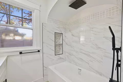 Bath - 201 Melrose St, Modesto, CA 95354 photo 2 of 2