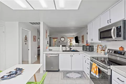 Kitchen - 564 Pirinen Ln #E, Modesto, CA 95354 photo 2 of 3