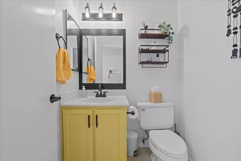 Bath - 564 Pirinen Ln #E, Modesto, CA 95354 photo 1 of 3