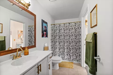 Bath - 564 Pirinen Ln #E, Modesto, CA 95354 photo 2 of 3