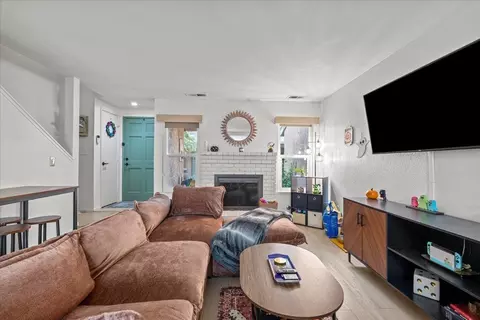 Living - 564 Pirinen Ln #E, Modesto, CA 95354 photo 1 of 2