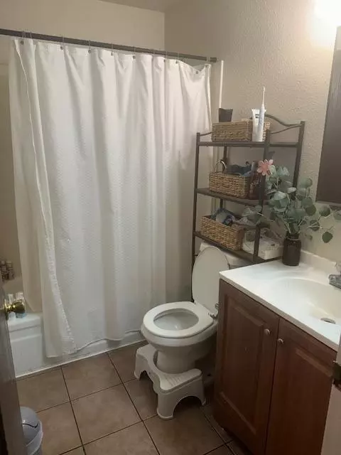 Bath - 1100 Fish Dr, Modesto, CA 95351 photo 2 of 2