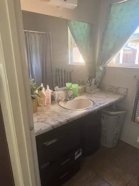 Bath - 1100 Fish Dr, Modesto, CA 95351 photo 1 of 2