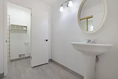 Bath - 1938 Rose Ave, Ceres, CA 95307 photo 2 of 3