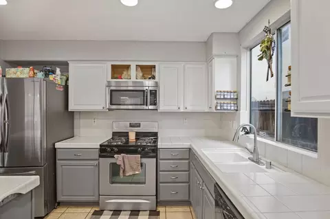 Kitchen - 1134 Kestrel Dr, Patterson, CA 95363 photo 4 of 4