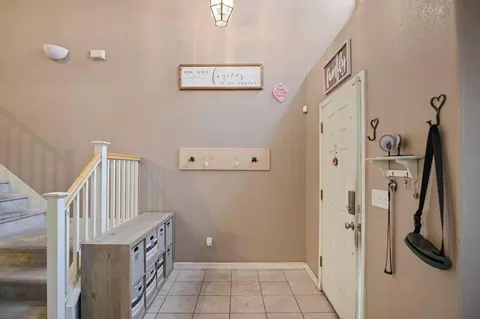 Entry Way - 1134 Kestrel Dr, Patterson, CA 95363 photo 2 of 5