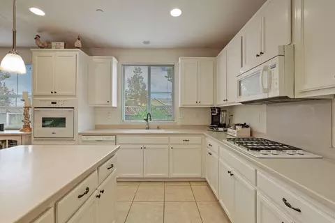 Kitchen - 1298 Muir Ct, Tracy, CA 95304 photo 6 of 7