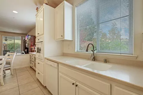 Kitchen - 1298 Muir Ct, Tracy, CA 95304 photo 4 of 7
