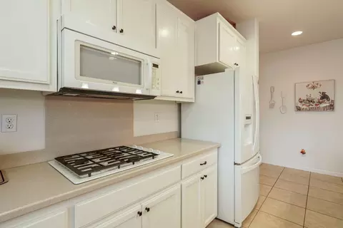 Kitchen - 1298 Muir Ct, Tracy, CA 95304 photo 5 of 7