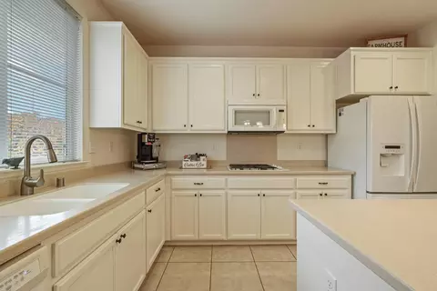 Kitchen - 1298 Muir Ct, Tracy, CA 95304 photo 3 of 7