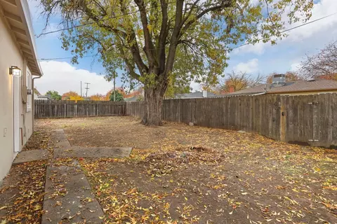 Exterior - 2109 Geneva Dr, Modesto, CA 95350 photo 4 of 9