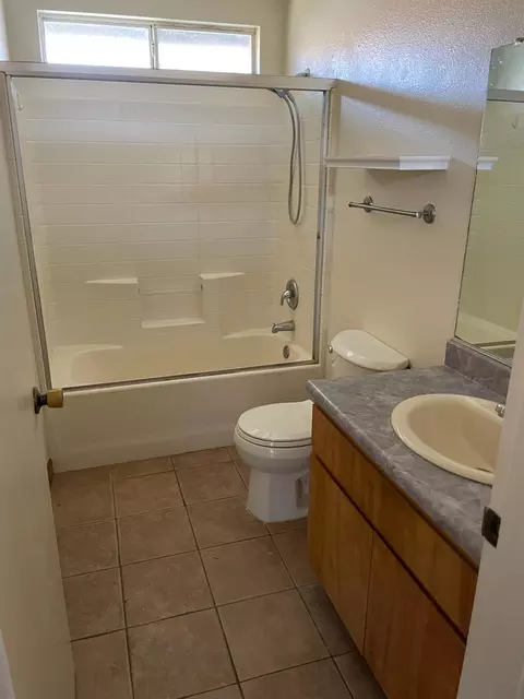 Bath - 183 Brook Hollow Dr, Patterson, CA 95363 photo 1 of 2