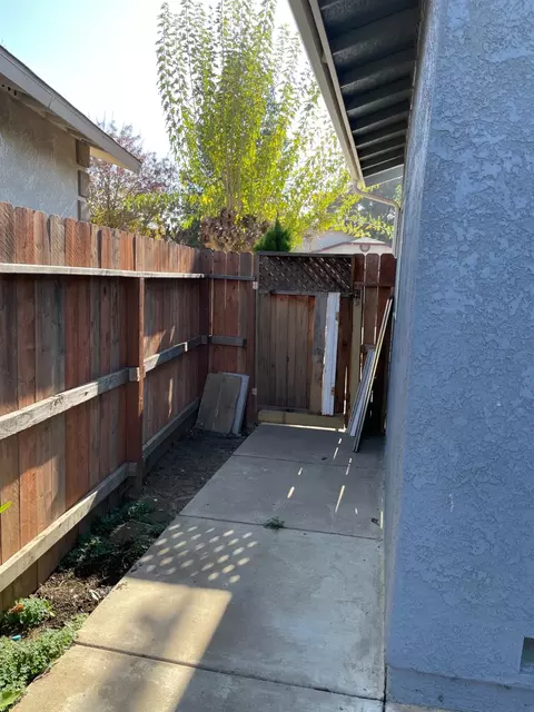 Exterior - 183 Brook Hollow Dr, Patterson, CA 95363 photo 5 of 9