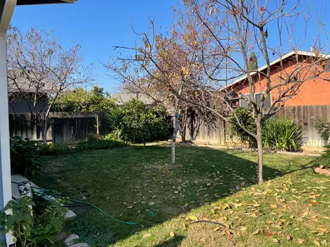 Exterior - 183 Brook Hollow Dr, Patterson, CA 95363 photo 6 of 9