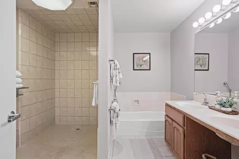 Bath - 4861 Oak Vista Dr, Carmichael, CA 95608 photo 3 of 8