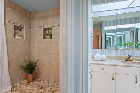 Bath - 4861 Oak Vista Dr, Carmichael, CA 95608 photo 5 of 8