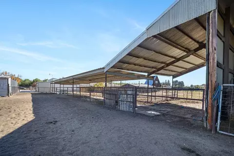 Exterior - 401 S Johnson Rd, Turlock, CA 95380 photo 9 of 11