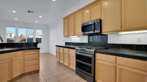 Kitchen - 7341 Longmont Loop, Castro Valley, CA 94552 photo 4 of 4