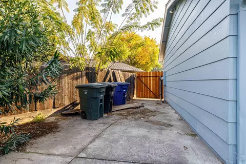 Exterior - 2821 Monrovia Ct, Modesto, CA 95350 photo 9 of 12