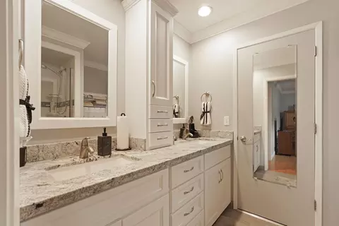 Bath - 1133 N Ham Ln, Lodi, CA 95242 photo 3 of 4