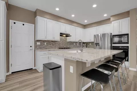 Kitchen - 503 Quail Run Cir, Tracy, CA 95377 photo 4 of 6