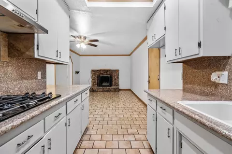 Entry Way - 804 Orbit Ln, Modesto, CA 95351 photo 3 of 4