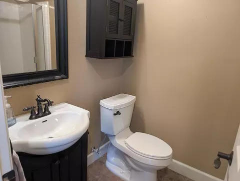 Bath - 1742 Schantz Way, Tracy, CA 95376 photo 2 of 3