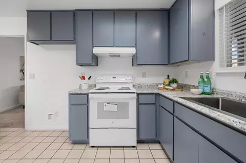 Kitchen - 747 Ward Way, Manteca, CA 95336 photo 4 of 5