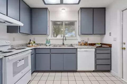 Kitchen - 747 Ward Way, Manteca, CA 95336 photo 2 of 5