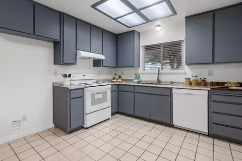Kitchen - 747 Ward Way, Manteca, CA 95336 photo 3 of 5