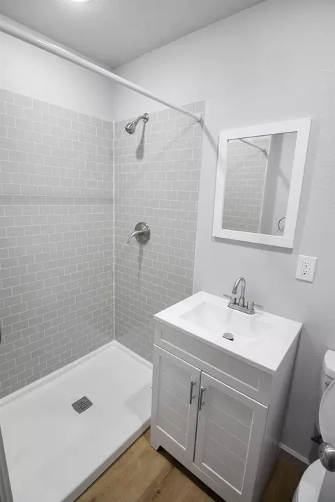 Bath - 2000 Celeste Dr, Modesto, CA 95355 photo 6 of 7