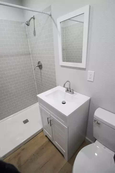 Bath - 2000 Celeste Dr, Modesto, CA 95355 photo 7 of 7