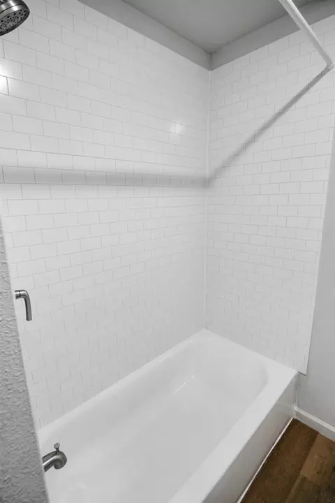 Bath - 2000 Celeste Dr, Modesto, CA 95355 photo 3 of 7