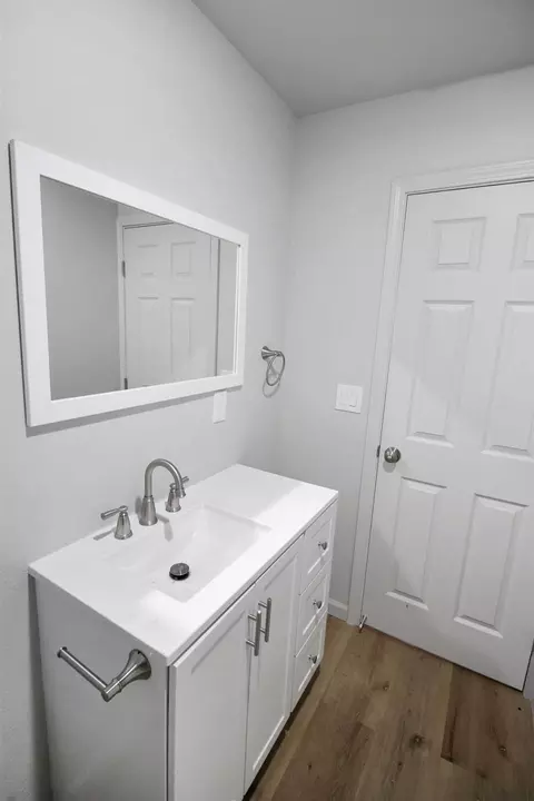 Bath - 2000 Celeste Dr, Modesto, CA 95355 photo 5 of 7
