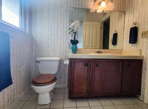 Bath - 429 Sutton Pl, Auburn, CA 95603 photo 2 of 4