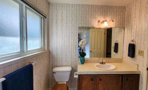 Bath - 429 Sutton Pl, Auburn, CA 95603 photo 3 of 4