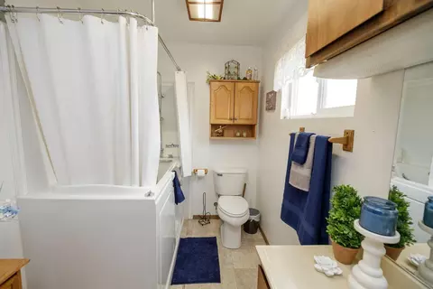 Bath - 4460 Mountain View Rd, Hughson, CA 95326 photo 2 of 6