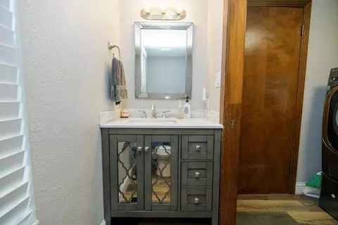 Bath - 910 Laver Ct, Lodi, CA 95242 photo 1 of 8