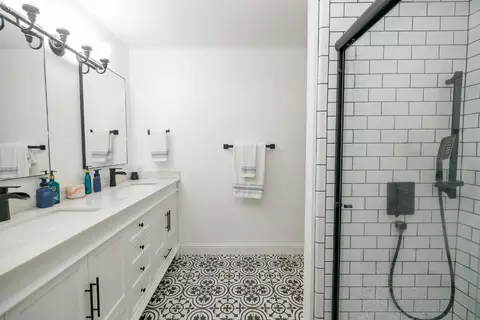 Bath - 910 Laver Ct, Lodi, CA 95242 photo 3 of 8