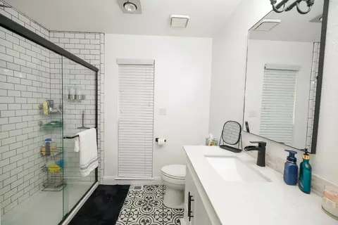 Bath - 910 Laver Ct, Lodi, CA 95242 photo 2 of 8
